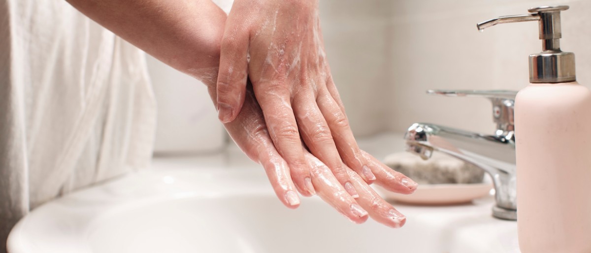 La bonne façon de prendre soin et de nettoyer ses mains photo