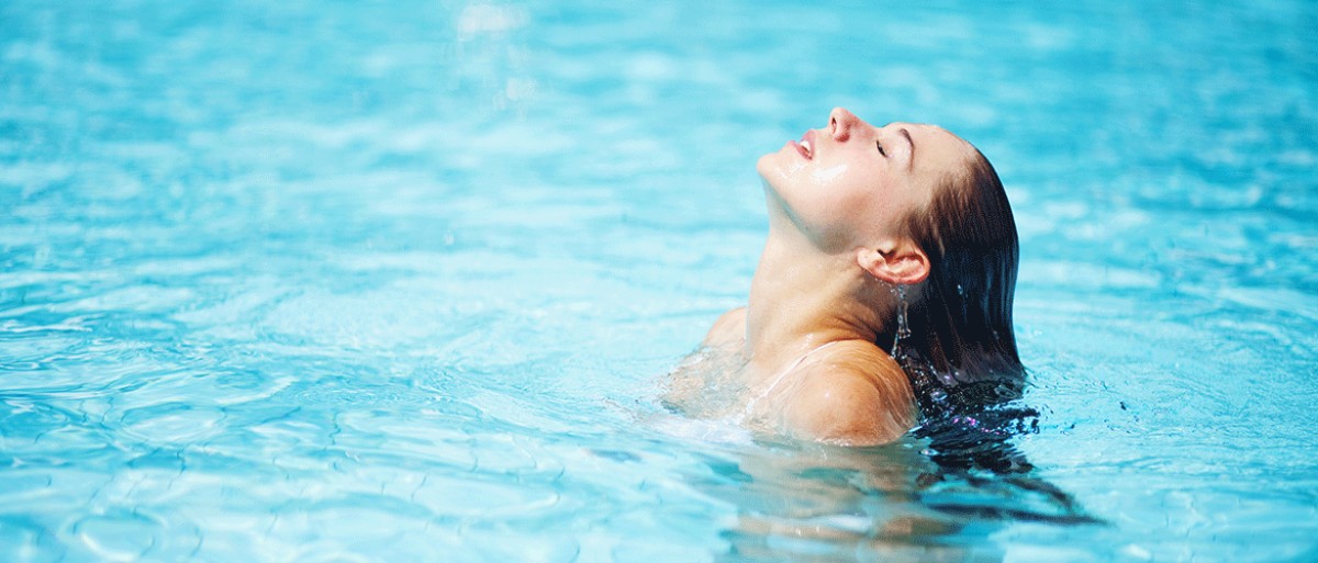 Genießen Sie Ihr Sommerschwimmen mit trockenen Ohren! Foto