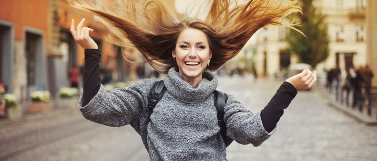 Cosa causa la caduta stagionale dei capelli e come trattarla foto