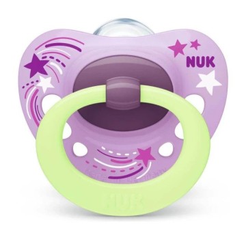 Nuk Signature Night Silikon-Schnuller für 6–18 Monate mit Nachtetui, rosa Sterne, 1 Stück