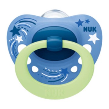 Nuk Signature Night Silikon-Schnuller für 6–18 Monate mit Nachtetui, blaue Sterne, 1 Stück
